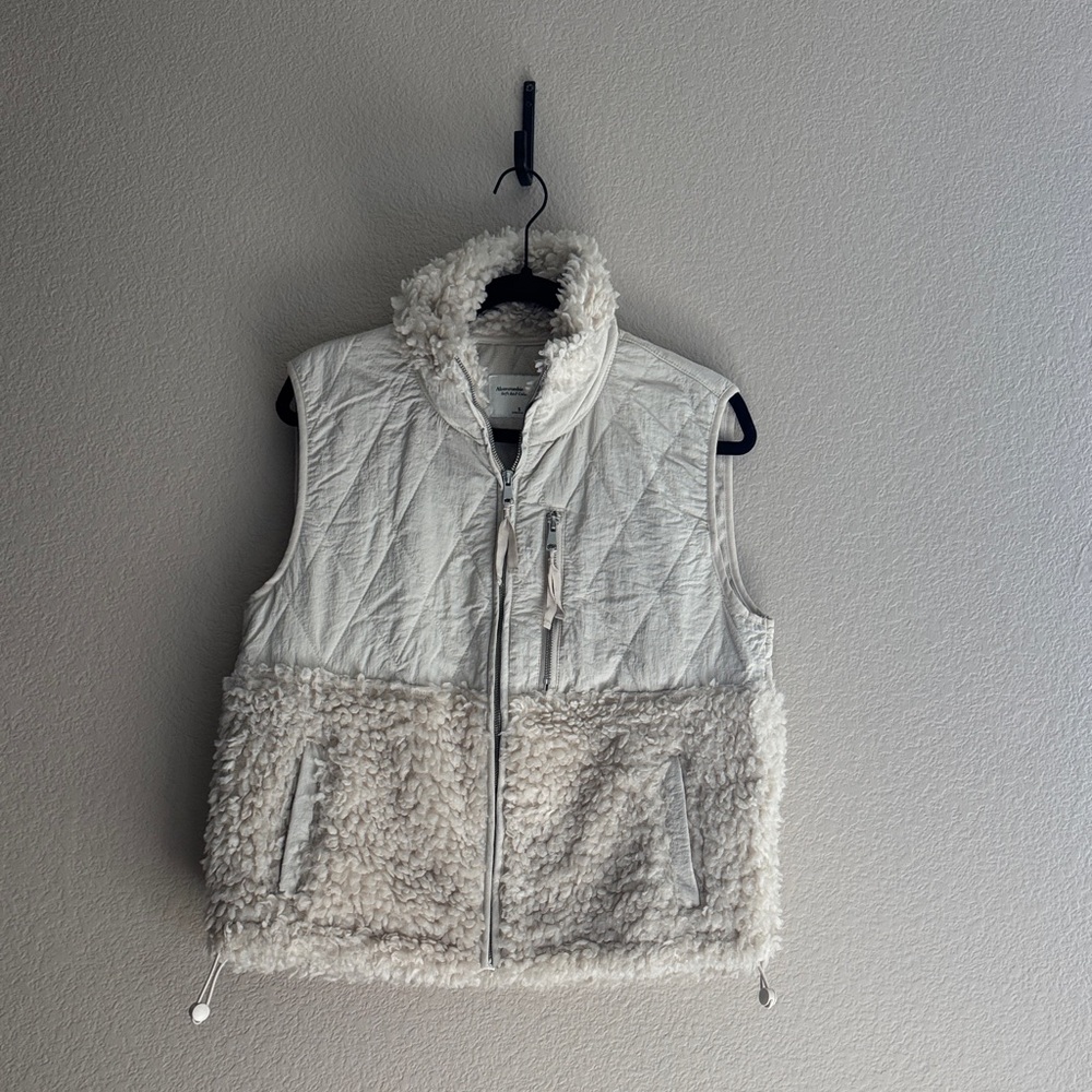 Abercrombie White Quilted Vest with Faux Fur Trim